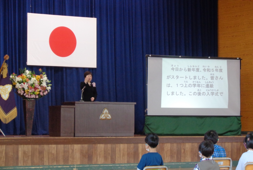 校長先生が壇上で話をしている様子